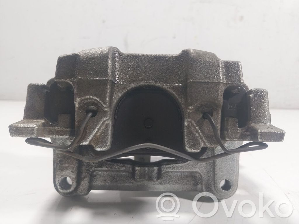 Ford Focus Jarrusatulan tyynyn pidike takana 