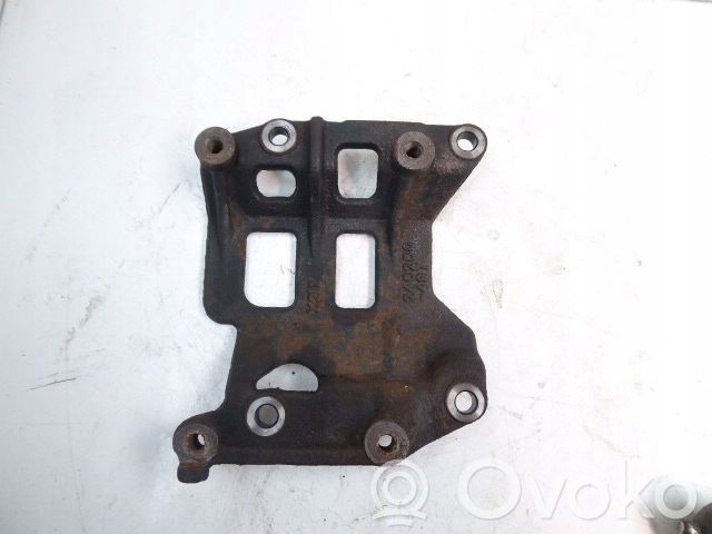 Toyota Corolla Verso E121 Engine mounting bracket 