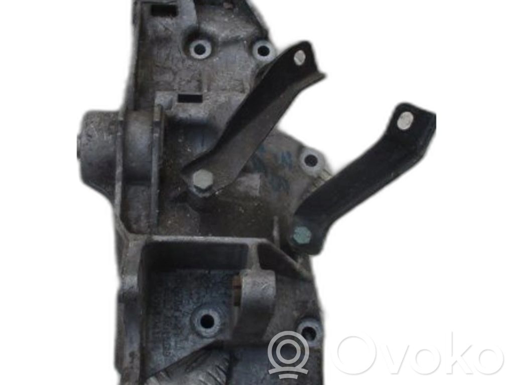 Volkswagen PASSAT B5 Engine mount bracket 