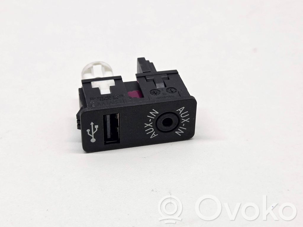 BMW 3 F30 F35 F31 Gniazdo / Złącze AUX 