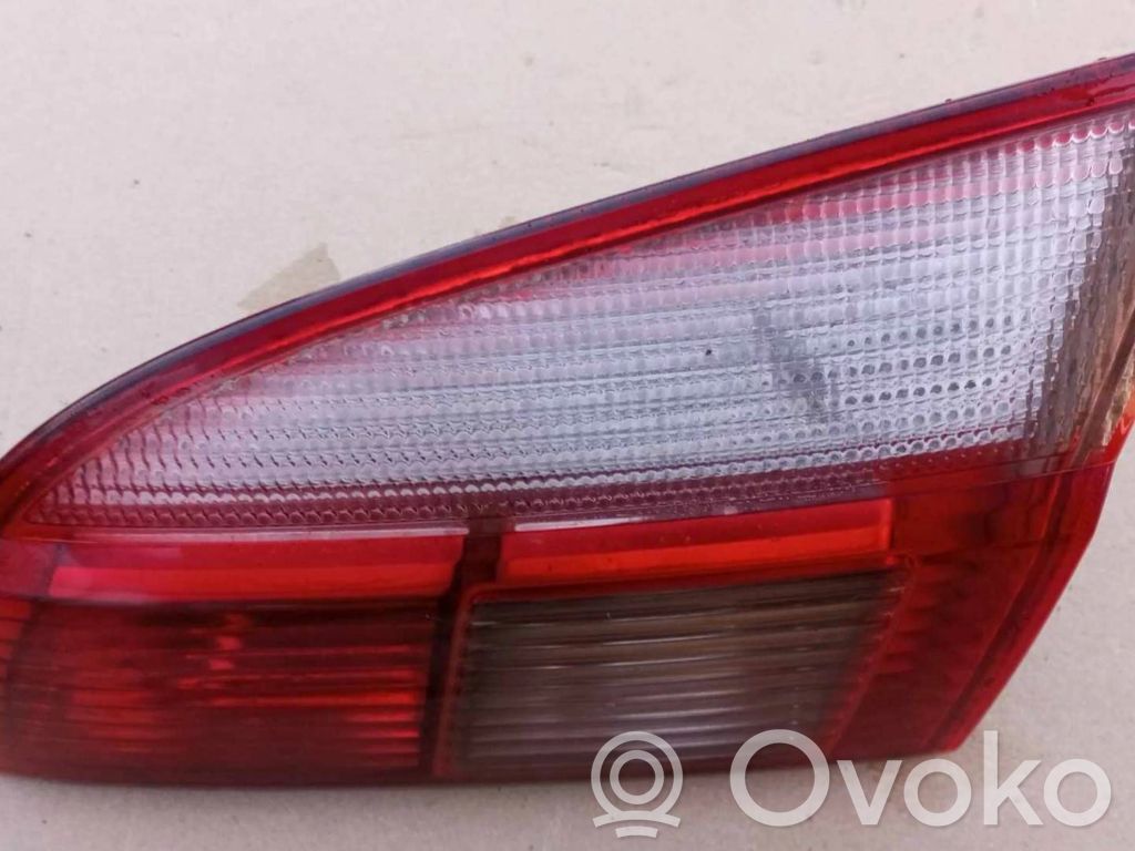 Toyota Avensis T220 Задний фонарь в крышке 