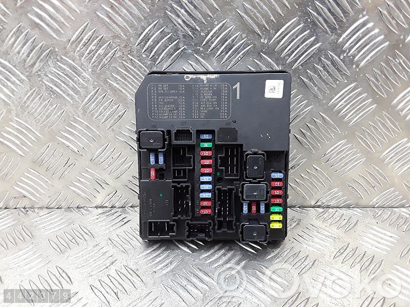 Nissan Pathfinder R52 Módulo de fusible 
