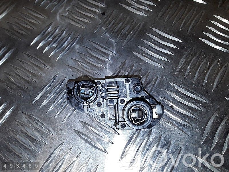 Volkswagen Tiguan Takavalon polttimon suojan pidike 