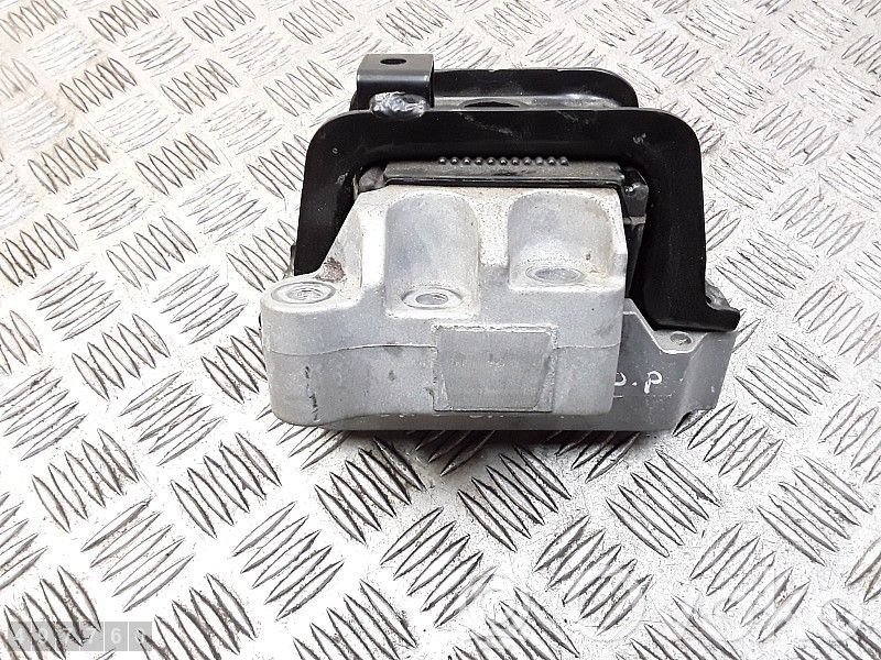 Engine mount bracket   1091A336