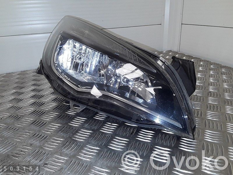 Opel Astra J Lampa przednia 