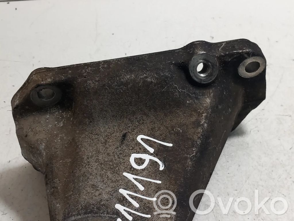 Mercedes-Benz CLK A209 C209 Engine mounting bracket 