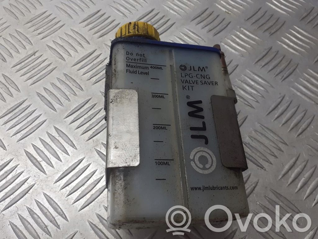 Ohjaustehostimen nestesäiliö   J01310