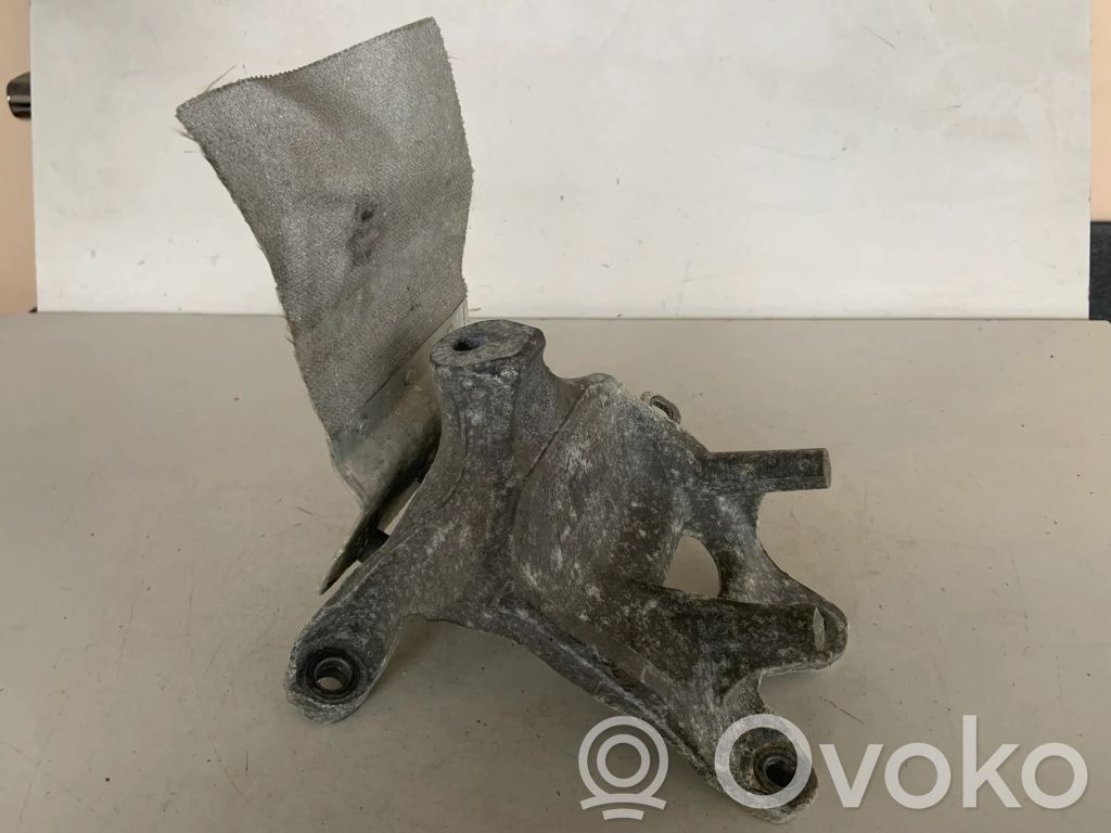 Audi Q7 4M Engine mounting bracket 