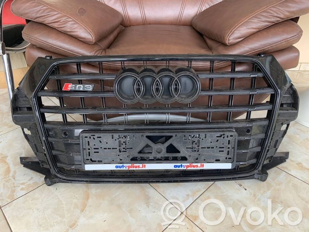 Audi Q3 8U Etupuskurin ylempi jäähdytinsäleikkö 