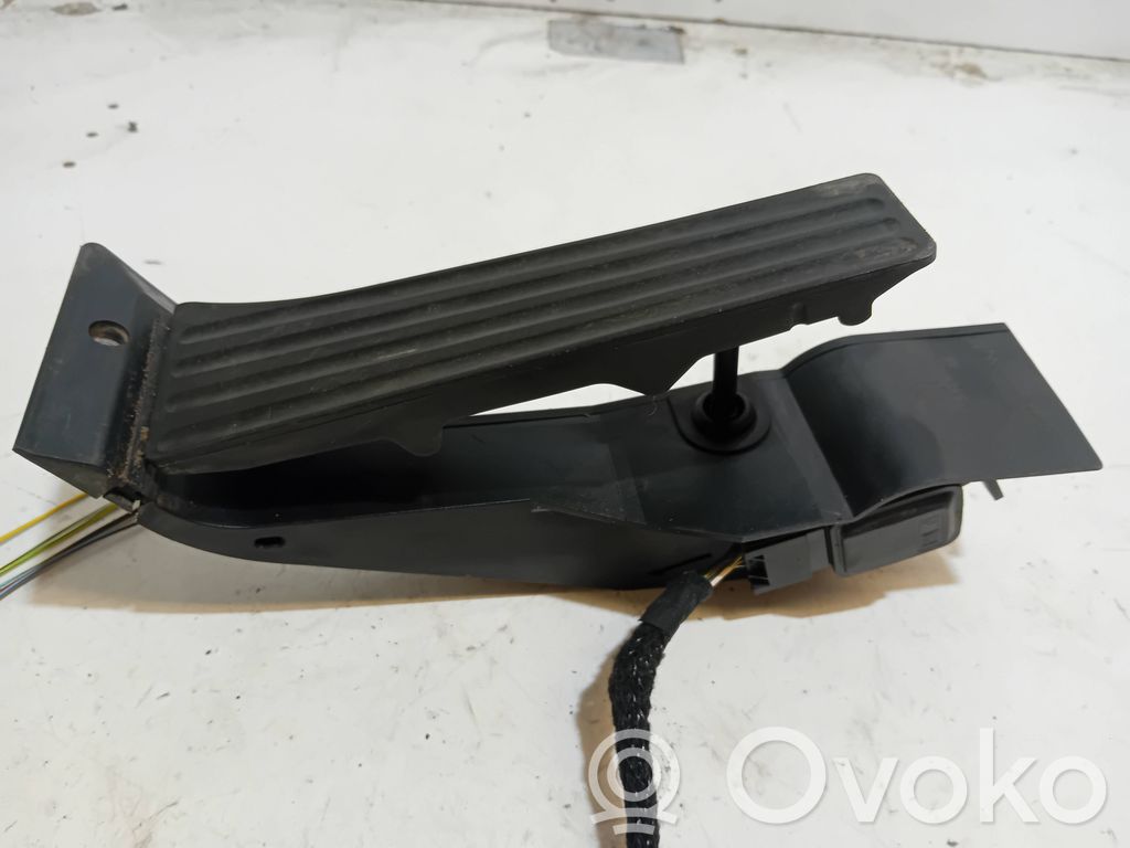 Accelerator throttle pedal   6766930,80804