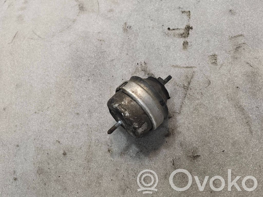 Volkswagen PASSAT B5 Engine mount bracket 