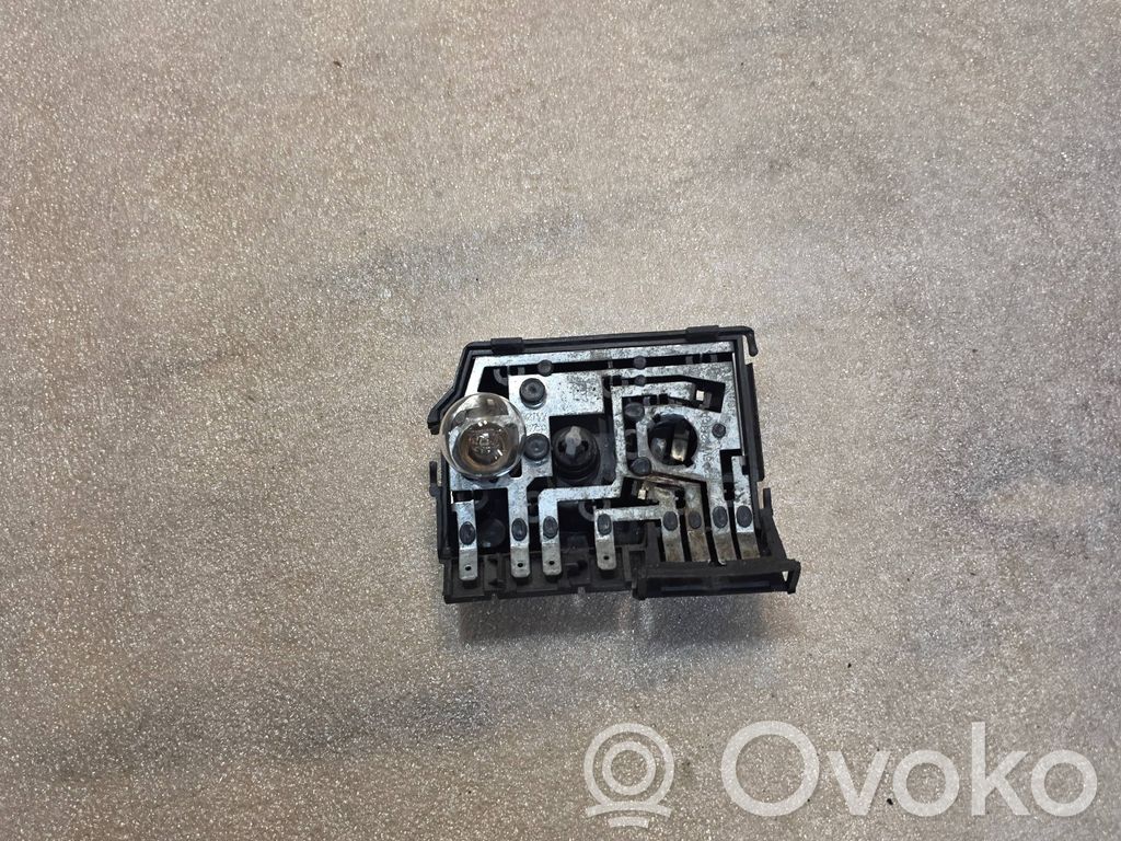 Audi A8 S8 D2 4D Takavalon polttimon suojan pidike 