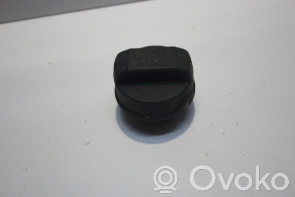 Audi A4 S4 B5 8D Polttoainesäiliön täyttöaukon korkki 