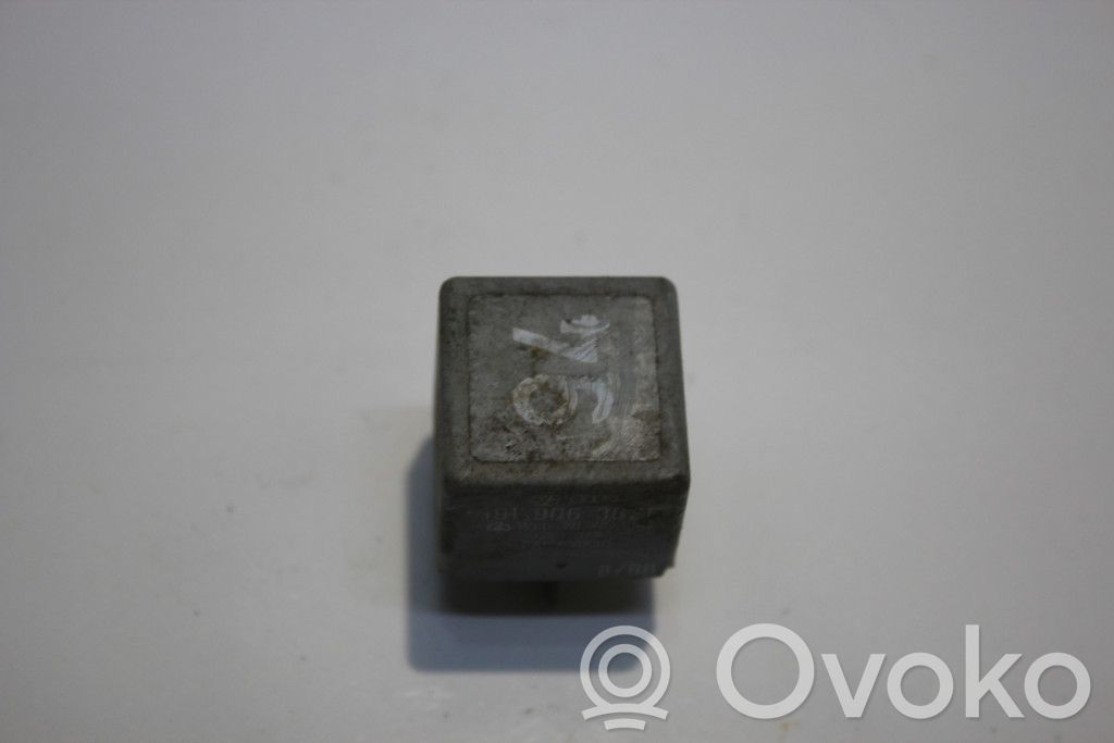 Audi A4 S4 B5 8D Muu rele 