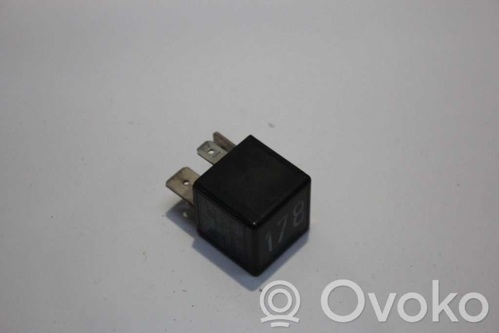 Audi A4 S4 B5 8D Otros relés 
