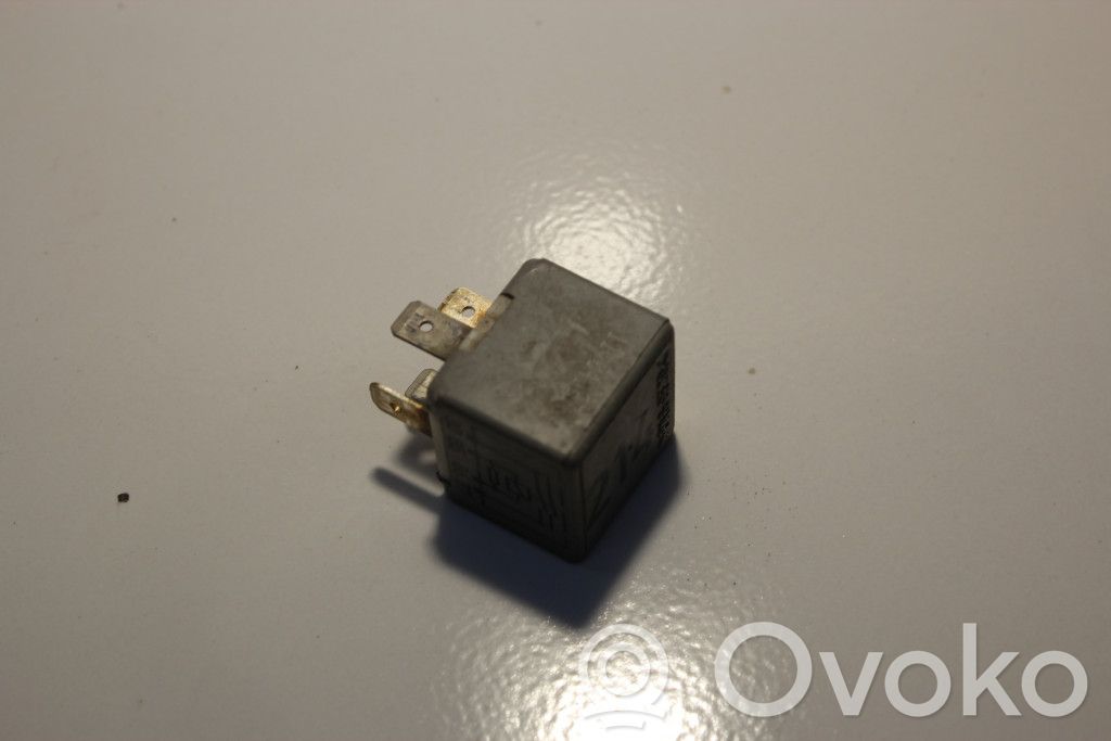 Volkswagen PASSAT B5 Muu rele 
