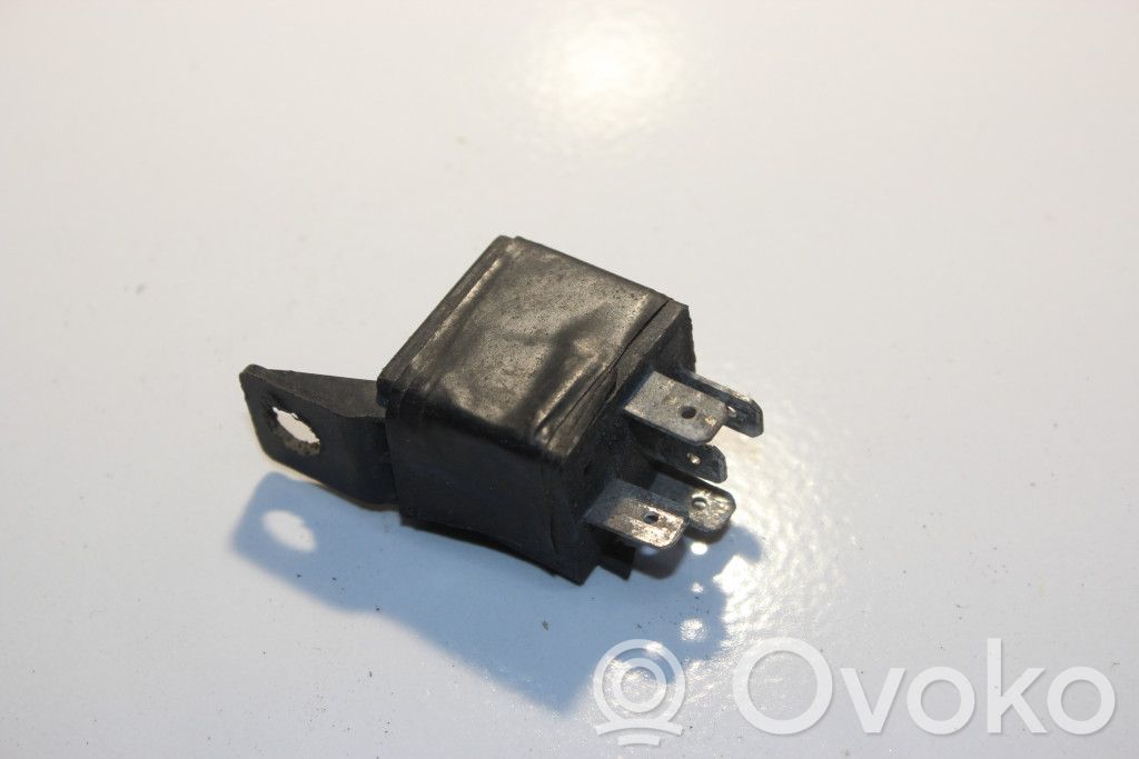Volkswagen PASSAT B5 Muu rele 