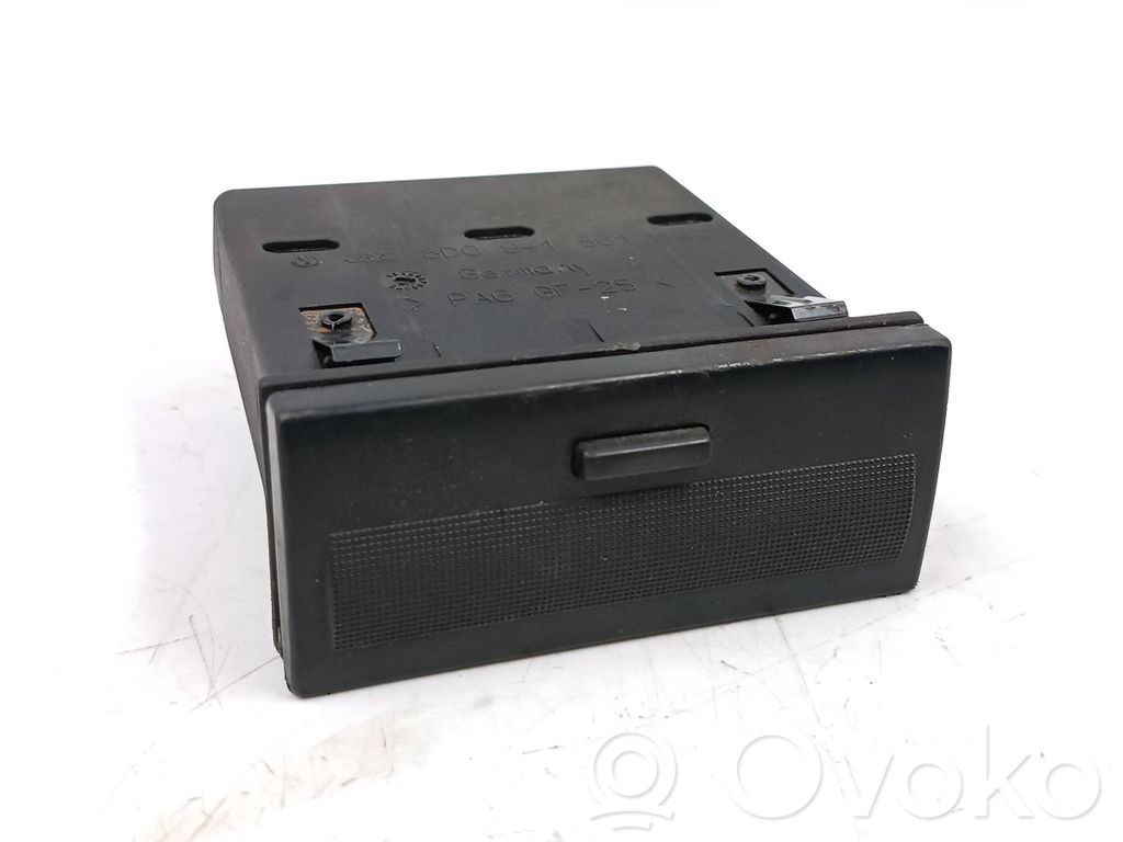 Volkswagen PASSAT B5 Compartimiento/consola central del panel 