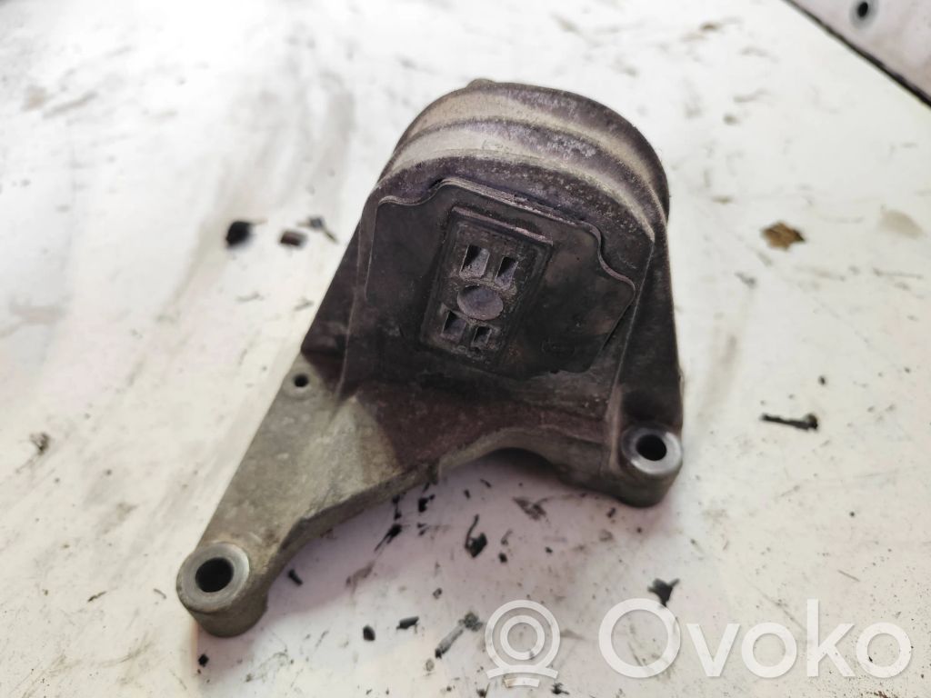 Volvo XC70 Engine mount bracket 