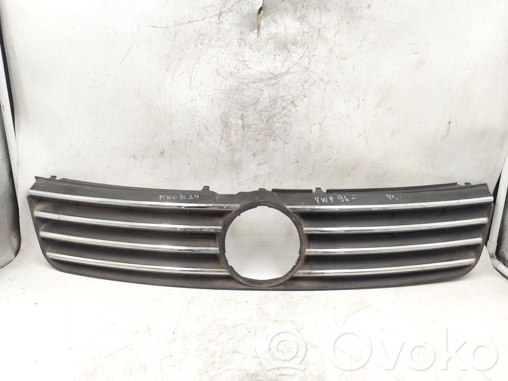 Volkswagen PASSAT B5 Grilă radiator față 
