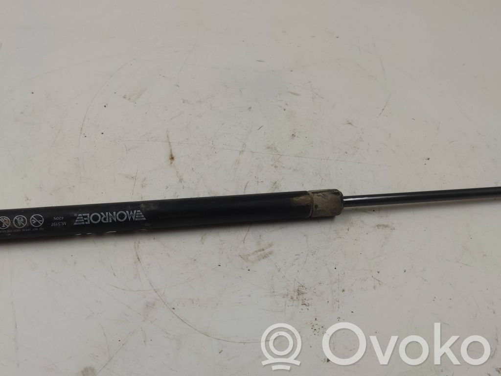 Audi A4 S4 B5 8D Tailgate/trunk strut/damper 