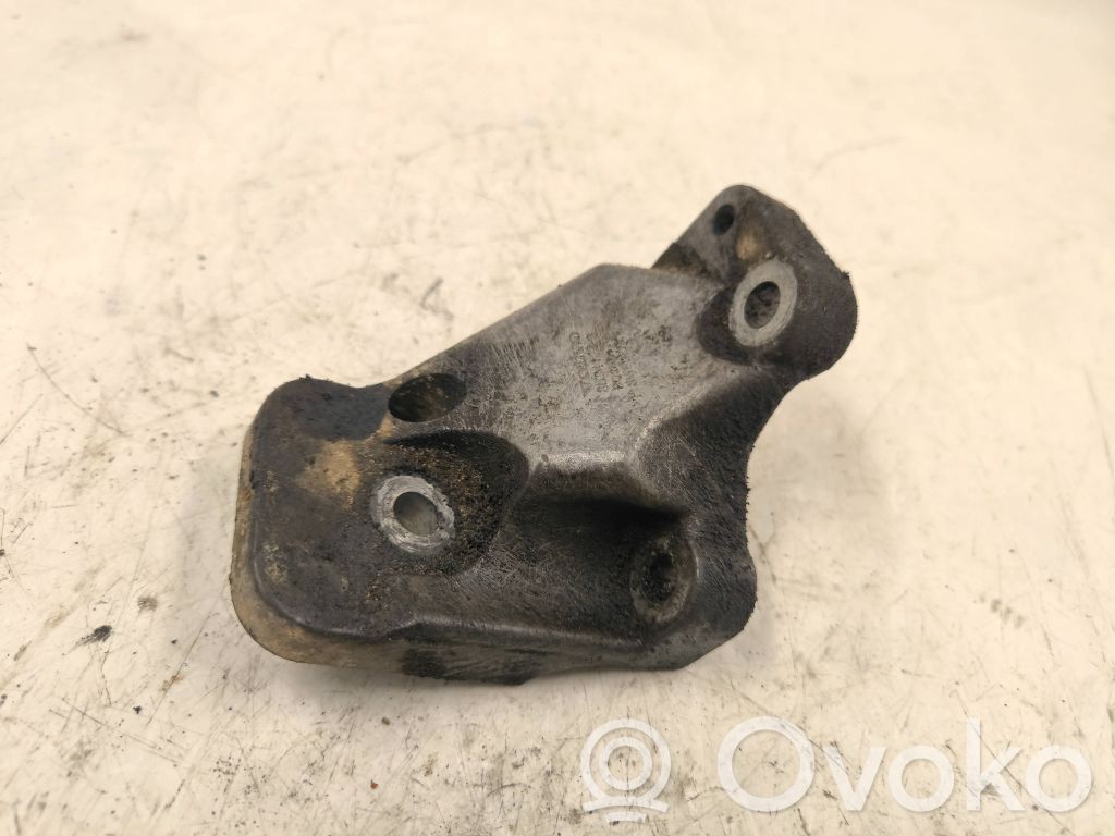 Volvo V70 Engine mounting bracket 