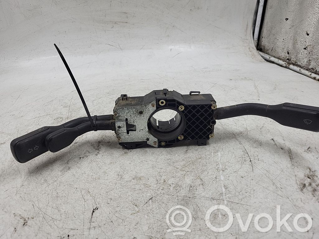 Audi A4 S4 B5 8D Manetka / Przełącznik kierunkowskazów wycieraczek 
