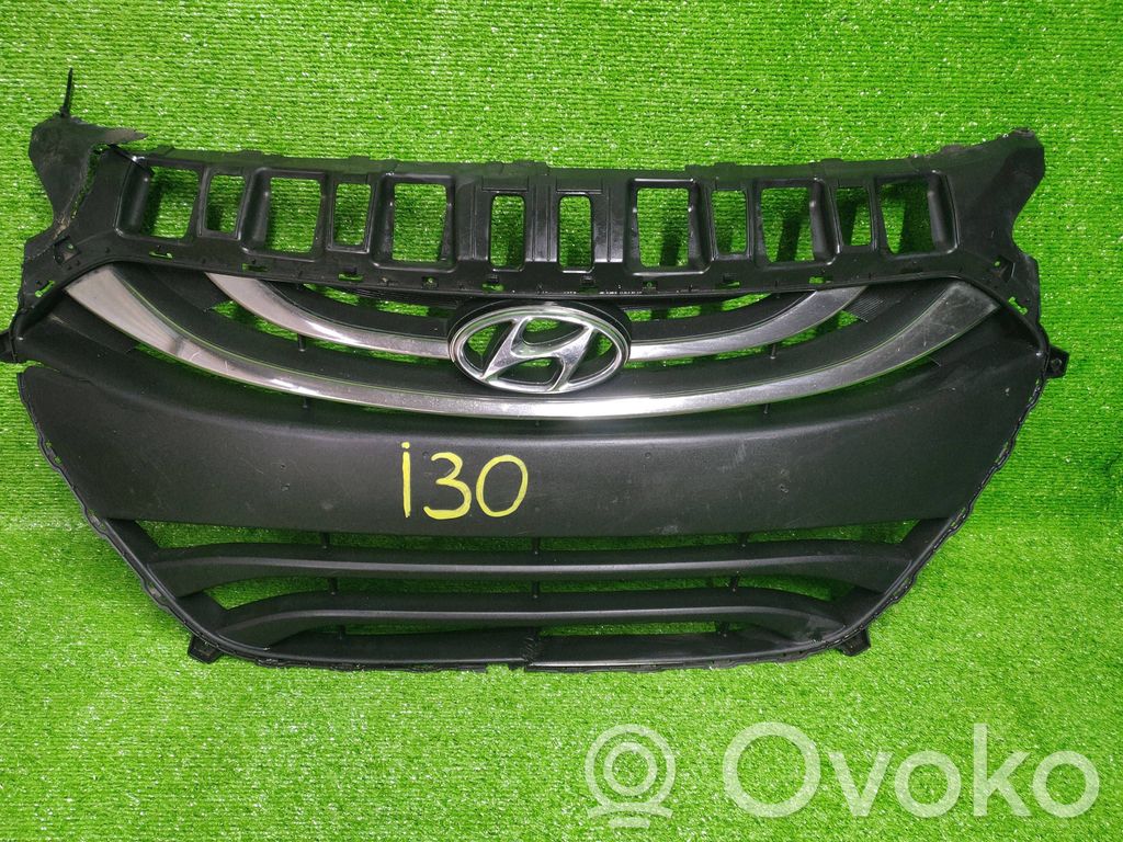 Hyundai i30 Etupuskurin ylempi jäähdytinsäleikkö 