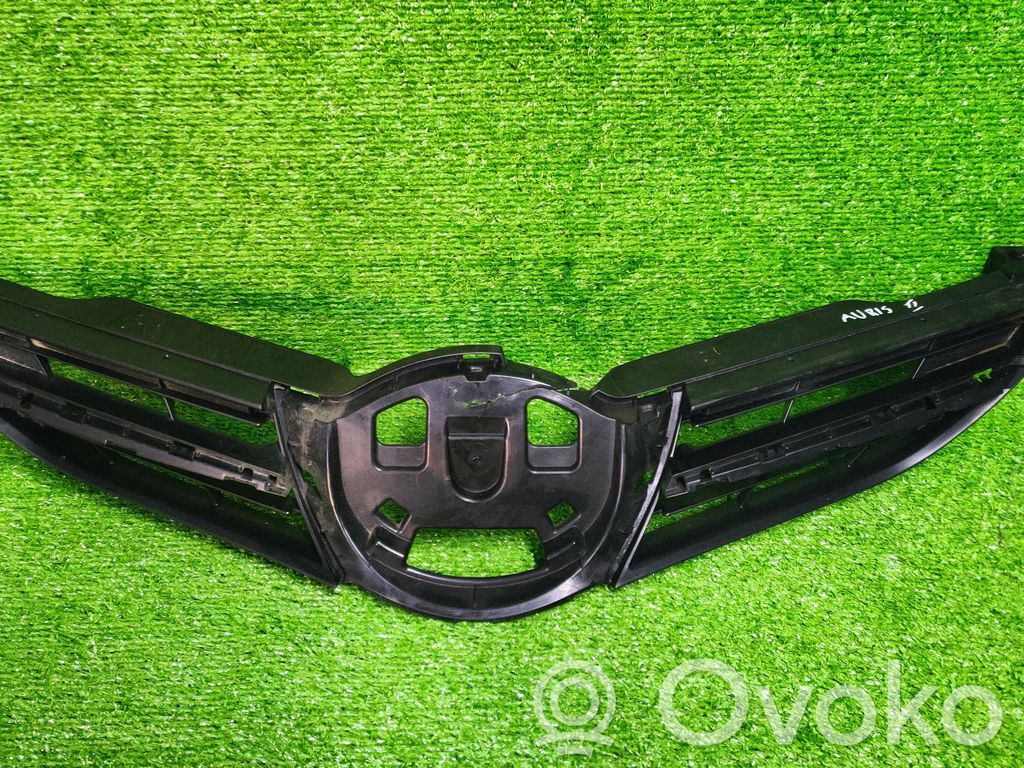 Toyota Auris E180 Maskownica / Grill / Atrapa górna chłodnicy 