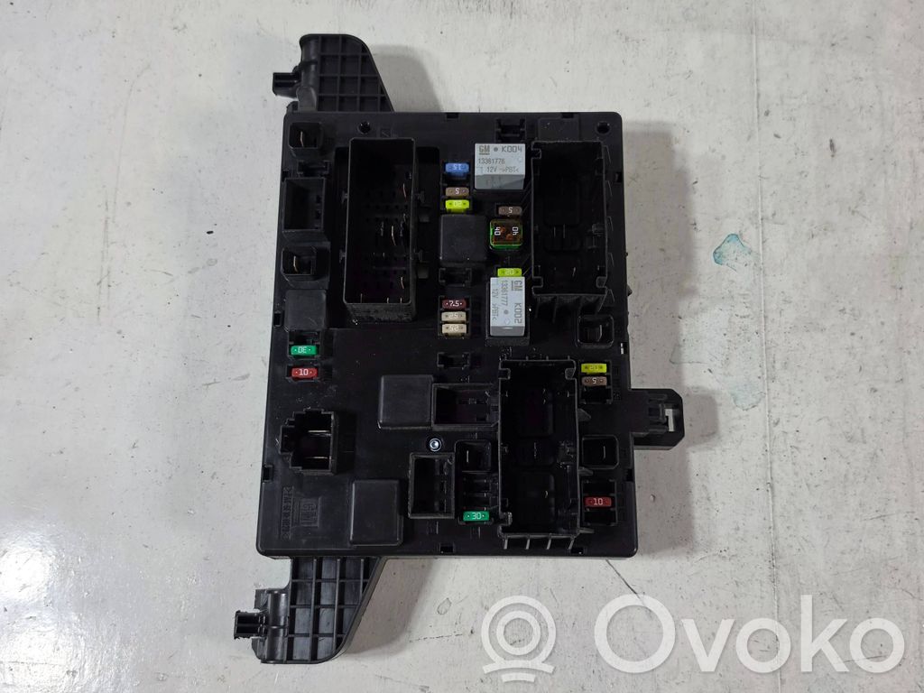 Opel Astra J Ramka / Moduł bezpieczników 