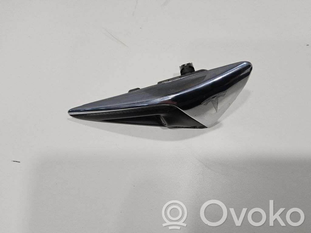 Tesla Model X Caméra latérale 