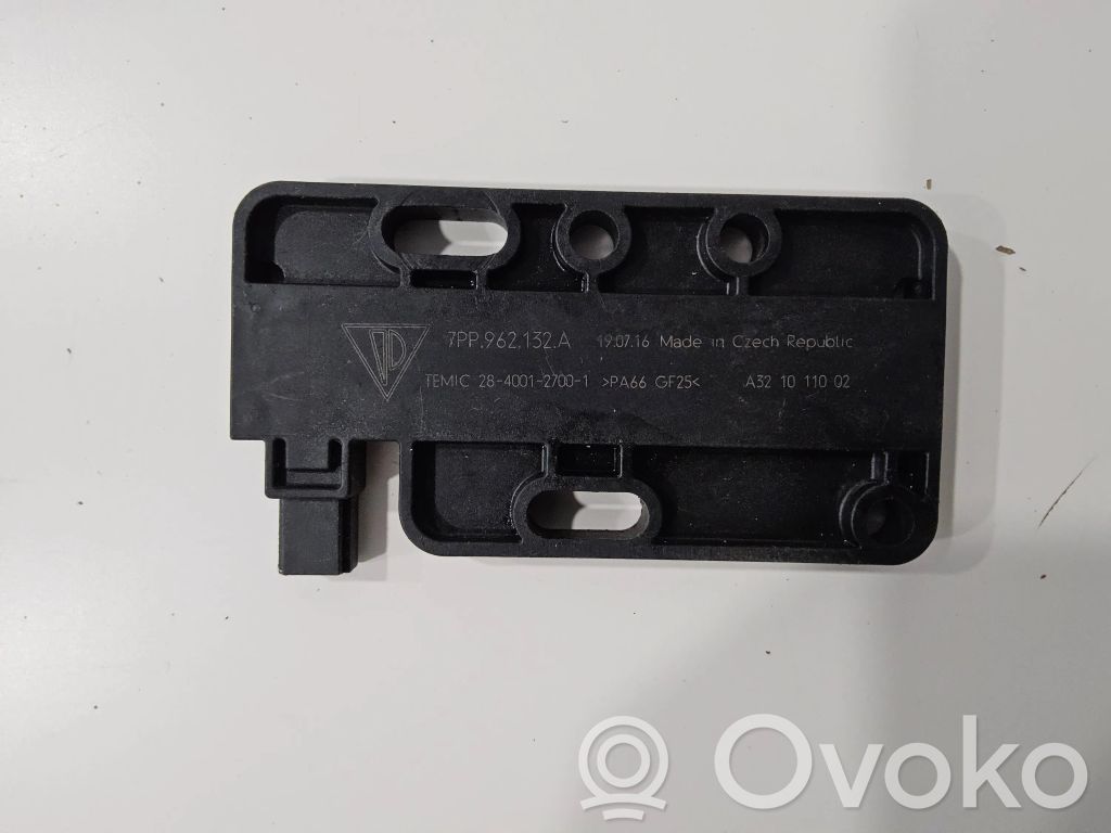 Porsche Cayenne (92A) Aerial antenna amplifier 