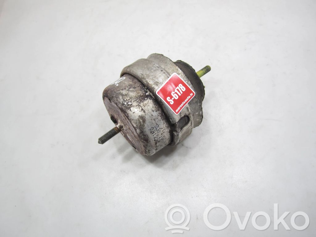Volkswagen PASSAT B5.5 Engine mounting bracket 
