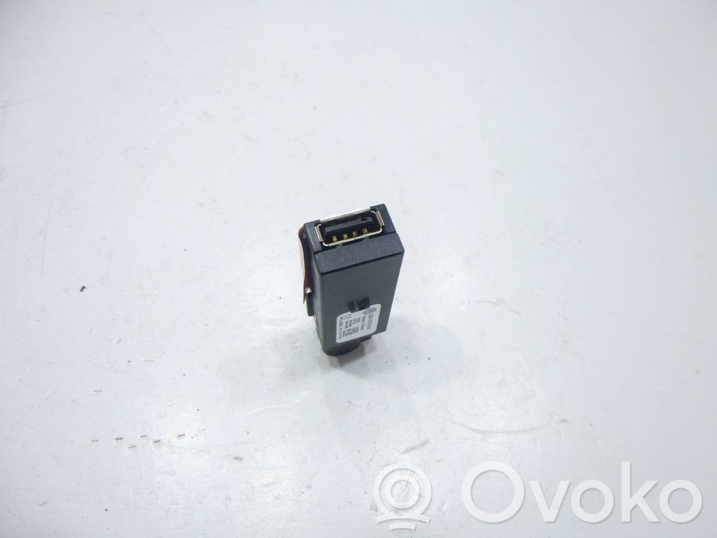 Skoda Fabia Mk3 (NJ) Gniazdo / Złącze USB 