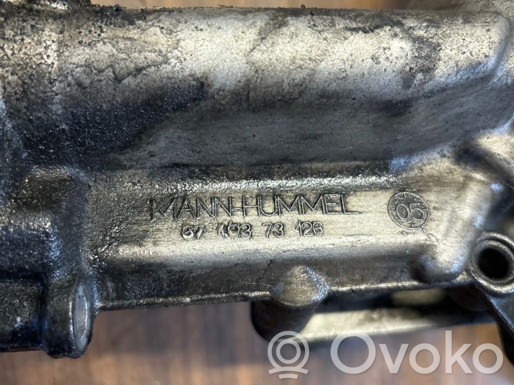 BMW 1 E81 E87 Öljynsuodattimen kannake 