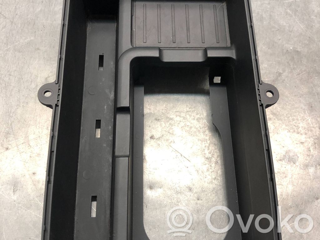 Audi A5 Mantu nodalījums centrālā konsole 