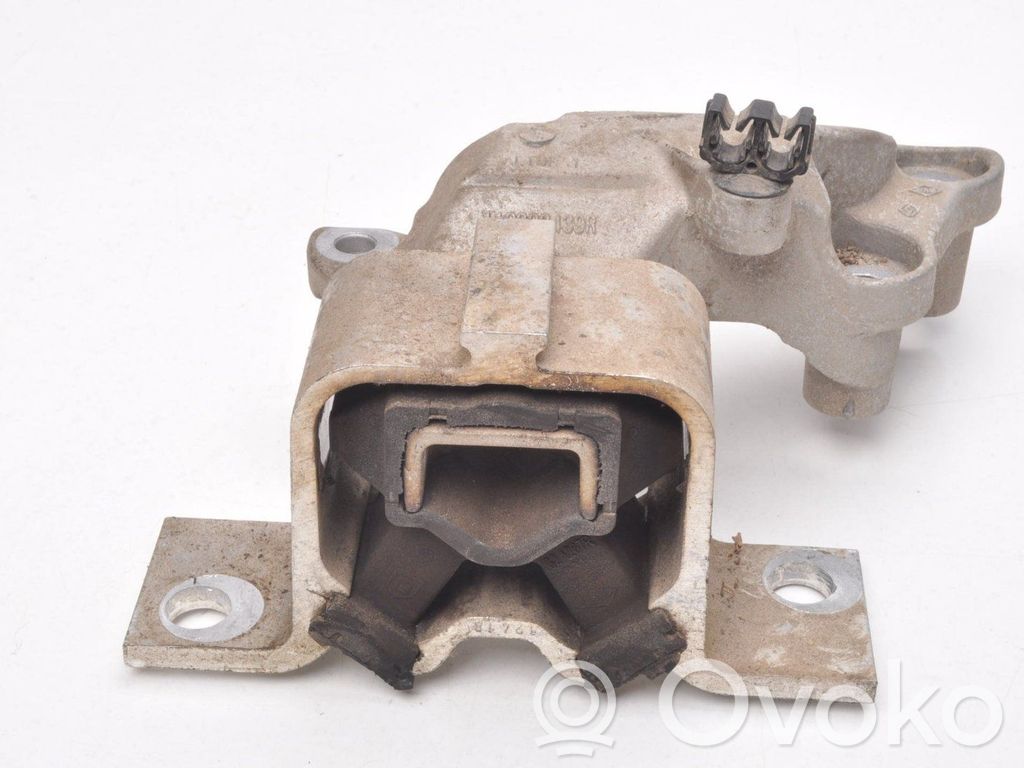 Dacia Duster II Engine mounting bracket 