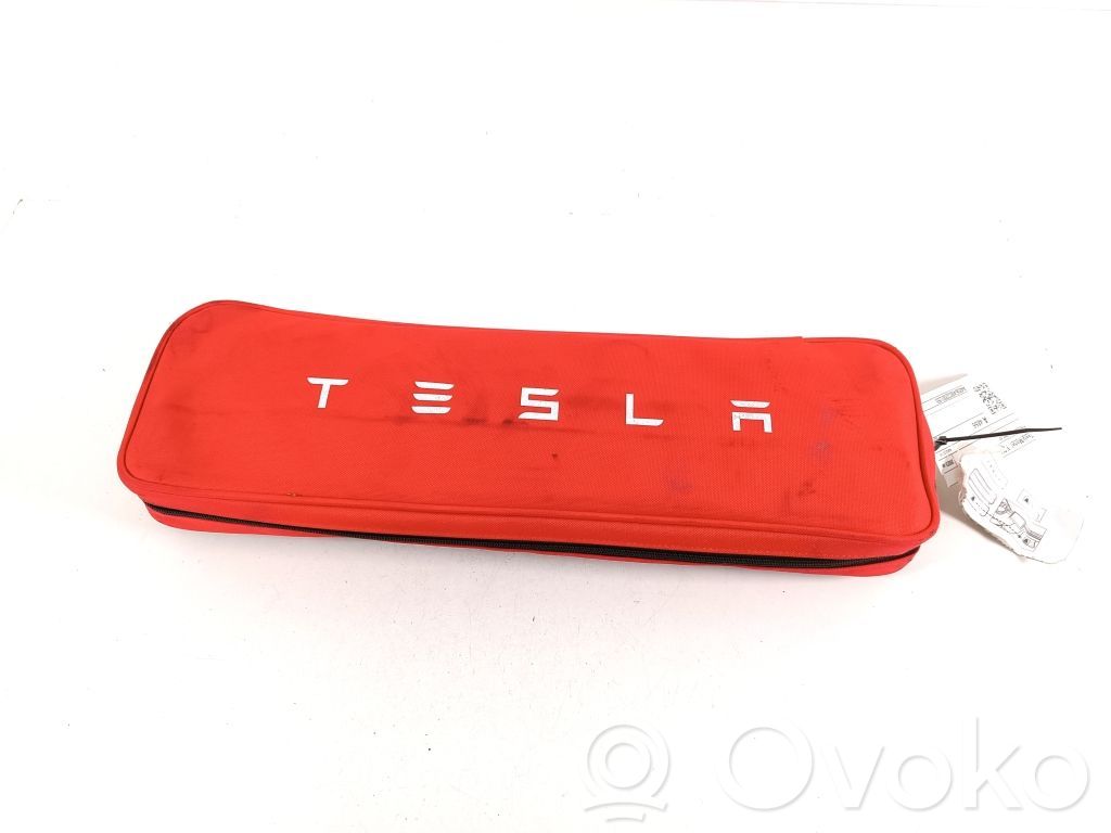 Tesla Model Y Vaistinėlė 