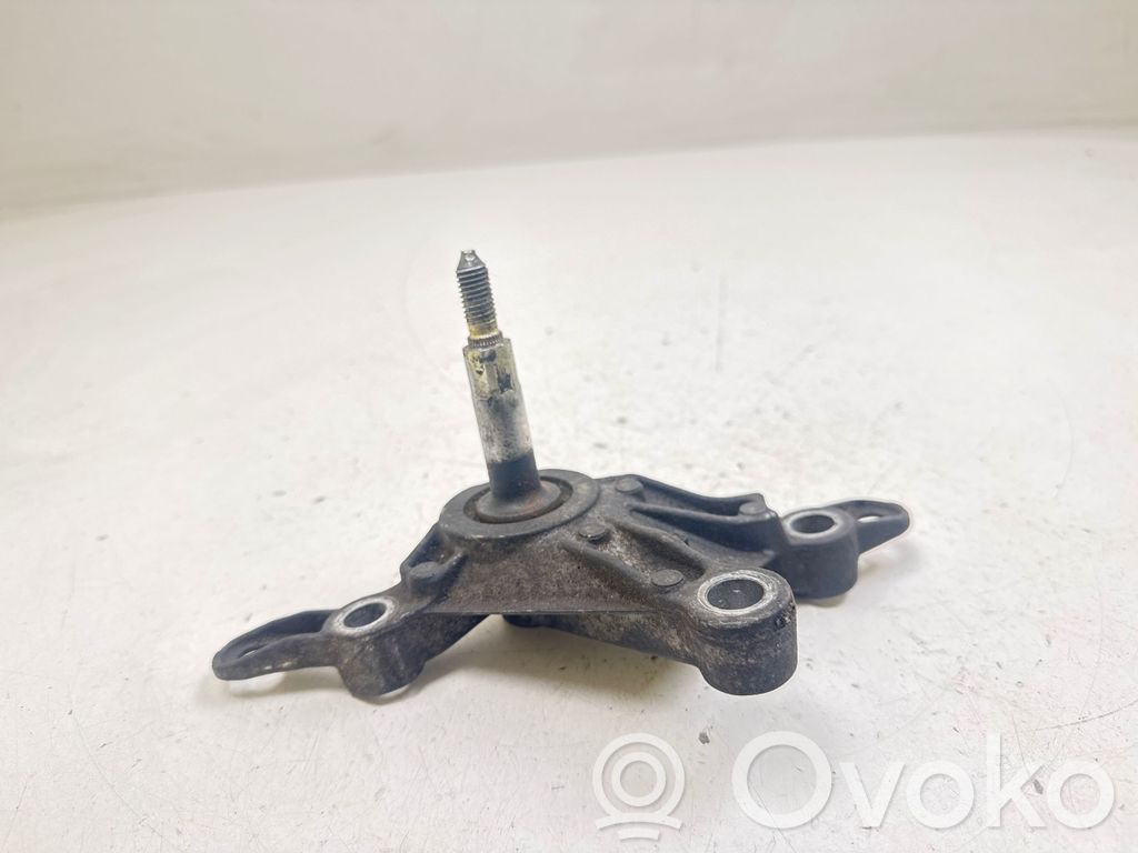 Nissan Primera Gearbox mounting bracket 