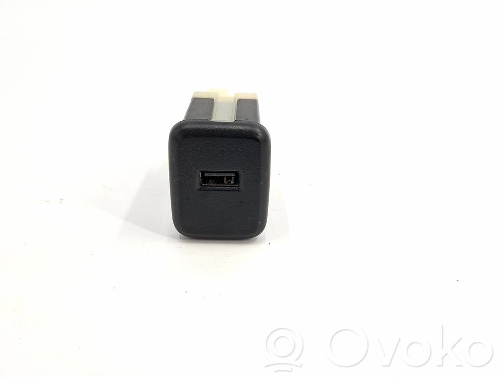 Opel Insignia B USB socket connector 