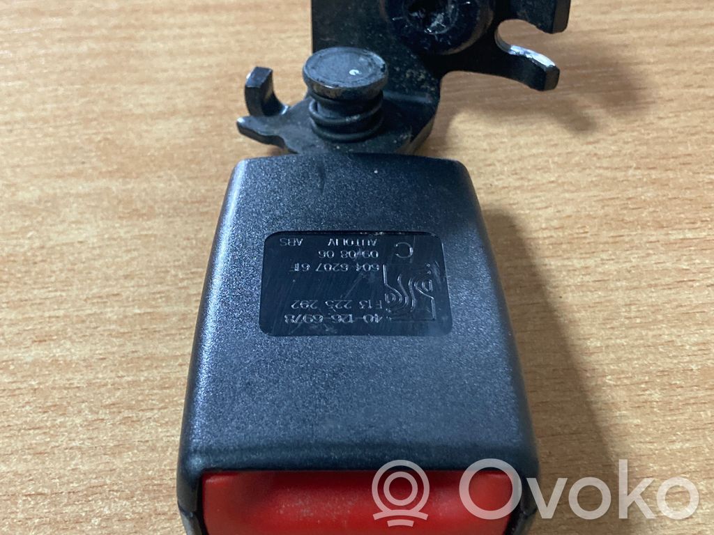 Opel Corsa D Klamra tylnego pasa bezpieczeństwa 