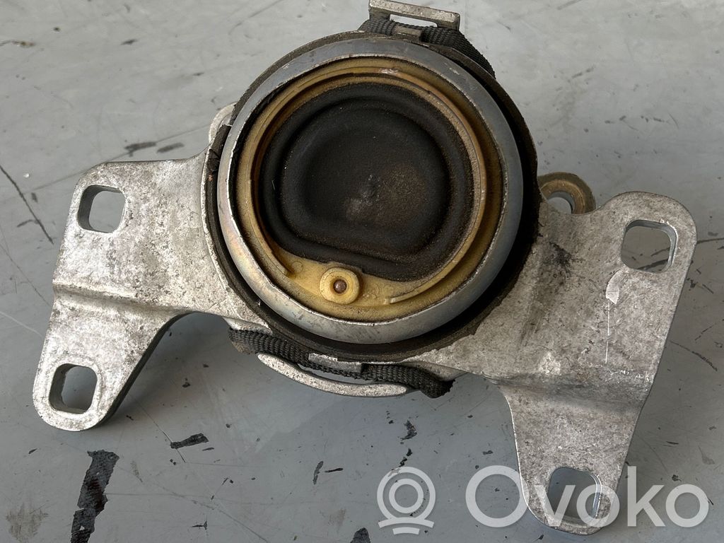 Volvo V40 Engine mount bracket 