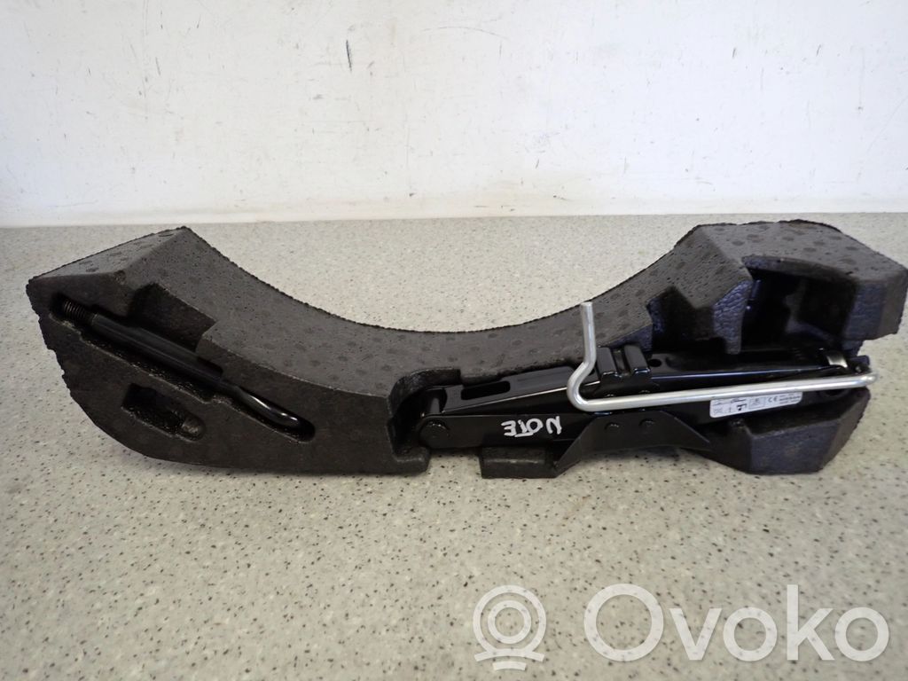 Nissan Note (E11) Spare wheel mounting bracket 