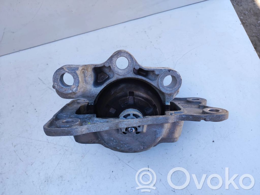 Volvo XC90 Engine mount bracket 