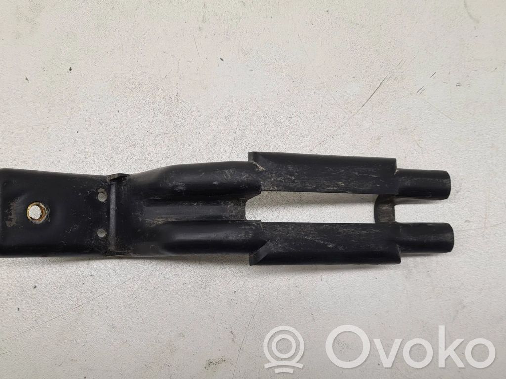 BMW 7 E32 Galinis laikiklis bamperio 