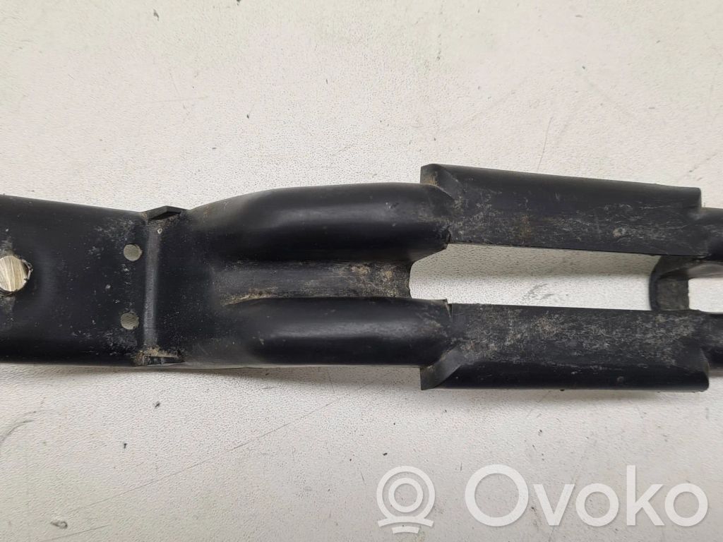 BMW 7 E32 Galinis laikiklis bamperio 