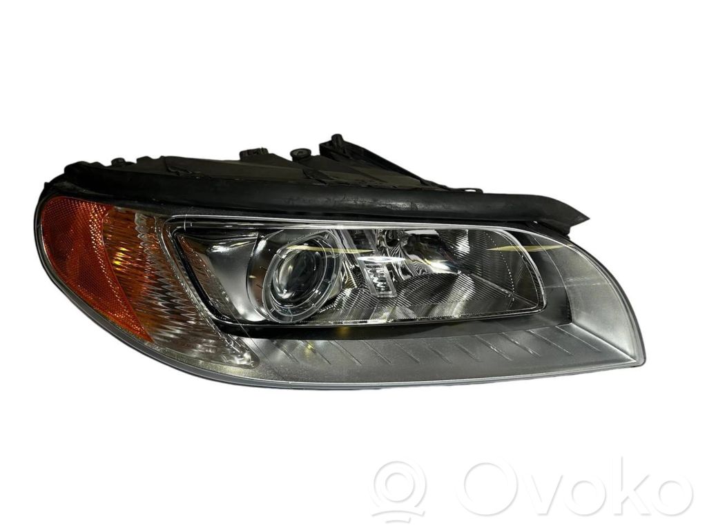 Volvo V70 Lampa przednia 