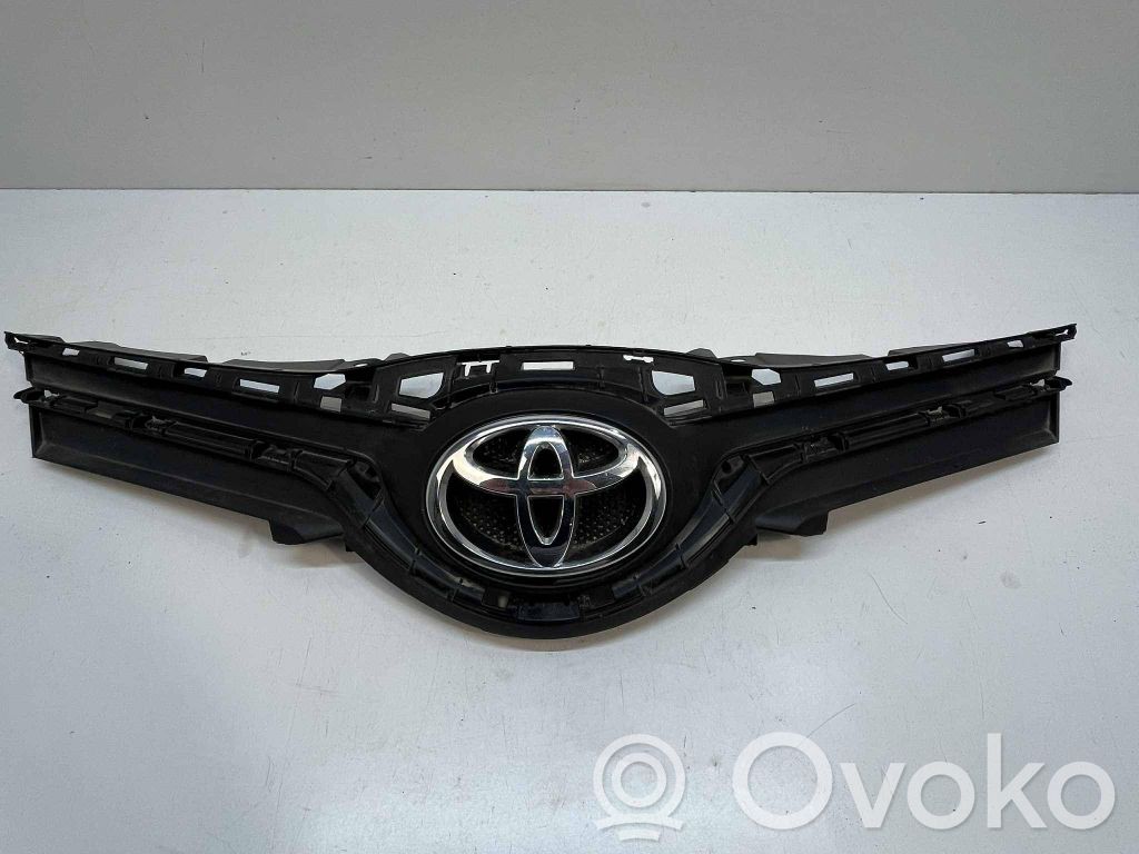Toyota Yaris Grotelės viršutinės 