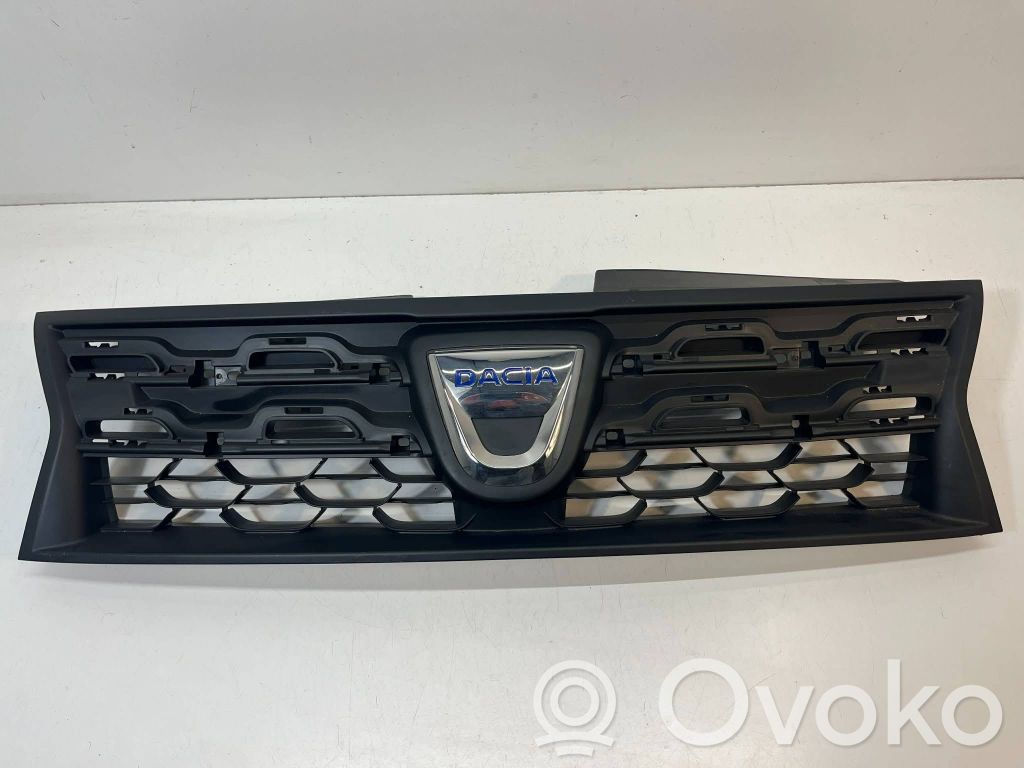 Dacia Duster Grille calandre supérieure de pare-chocs avant 