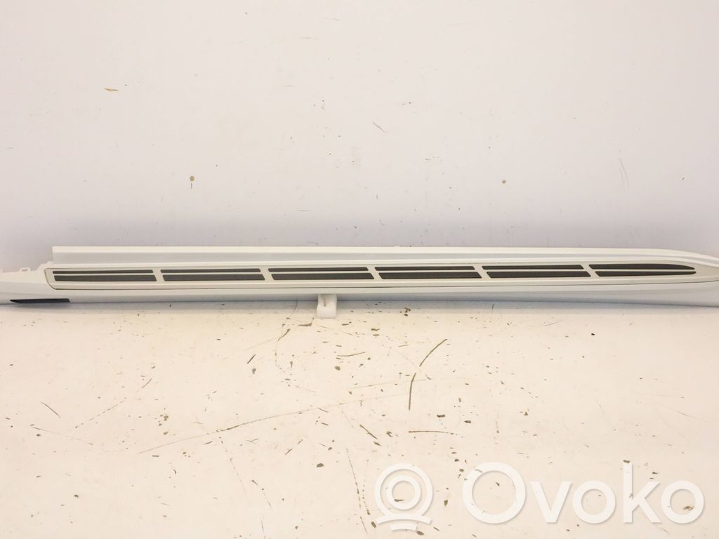 BMW X7 G07 Moldura lateral zona de pies 